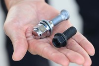 これまでホイールの締結に使っていたスタッドボルトとハブナット(写真奥/銀色のパーツ)は、ハブボルト(同手前/黒いパーツ)のみに変更。1台分で約1kgのバネ下重量軽減を実現するとともに、締め付けトルクを20%高めたことで、操舵フィールを向上させた。