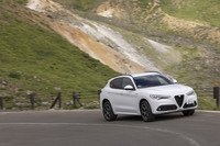 フロントに最大50%の駆動力を配分する電子制御式4輪駆動システム「Q4」を採用。50:50の前後重量配分やクイックなステアリングギア比により、スポーティーなハンドリングが味わえる。