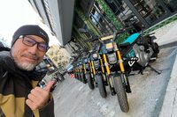 「BMW CE 02」と筆者。