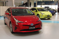 最近になって爆発的な普及を見ているエコカー。写真はその嚆矢(こうし)となった「トヨタ・プリウス」の現行モデル。