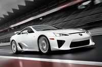 500台限定で製造・販売された異色の和製スーパースポーツカー「レクサスLFA」。カーボンボディーに同車専用開発の4.8リッターV10エンジンを搭載していた。