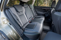 後席には6:4の分割可倒機構に加え、3段階のリクライニング機構を採用。前席ともどもシートヒーターが標準装備される。