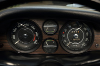 運転席の正面に備わる計器は速度計、エンジン回転計、油温計、水温計の4種類。これとは別に、インストゥルメントパネルの中央に、油圧計、燃料計、時計が装備されている。