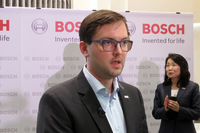 「ライダーアシスタントシステム」のプロジェクトマネージャーを務めるトーマス・マウラー氏。ホンダやヤマハ、スズキ、カワサキと、大メーカーが日本に集中していることから、バイク用のセーフティーシステムの開発は、本国ドイツではなく日本で行われているという。