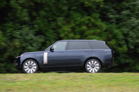 「SV」グレードは、V8エンジンを搭載した「P530」のSWBとLWB、そしてプラグインハイブリッド車「P510e」のSWBと、計3モデルに設定される。LWBとはロングホイールベースの意味で、標準車より全長とホイールベースが200mmも長い。