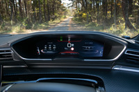 メーターパネルはフルデジタルで、表示については複数のデザインやレイアウトを用意。オプションで用意される「ナイトビジョン」の赤外線映像も、ここに表示される。