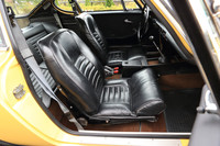 シートは黒のレザー製。後席の乗降を容易にするため、背もたれにはレバーで操作する可倒機構が備わっている。