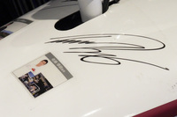 車体には、試作機をテストしたレーシングドライバーのサインが書かれていた。