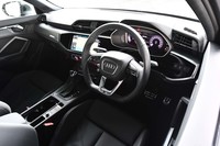 フラットボトムのマルチファンクションレザーステアリングホイールは、オプション「ベーシックパッケージ」に含まれるアイテム。