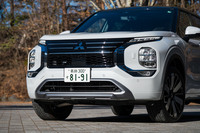 はっきりとしたエクステリアの変更点はごくわずか。フロントグリルの三菱エンブレムのあたりがメッシュから通気口のない横ストライプのパネルに変わっている。