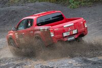 AXCRでは川を渡るシーンもあるため、実際の競技車両には、試験車には非装着だったシュノーケルが装備されるほか、各部に防水のためのシーリングが施されるという。