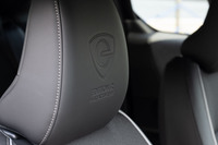 フロントシートのヘッドレストには、ロータリーエンジンをモチーフとしたデザインやロゴが備わる。