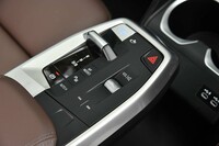 シフトセレクターは背丈を抑えたスイッチ式。オーディオのボリュームダイヤルの後ろにあるくぼみがアームレストのリリースボタン。