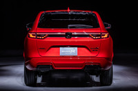 リアまわりでは、専用エアロバンパーやブラック塗装のテールゲートスポイラー、ダーククロームのエンブレムの採用などが特徴となる。