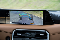 これは「インビジブルフードビュー」と呼ばれる、車両の真下を映し出すモード(合成映像)。オフロード走行だけでなく、駐車操作時にも積極的に使いたい。