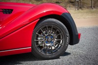 weds製のアルミホイールと「ブリヂストン・ポテンザRE-71R」タイヤはオプション装備。タイヤサイズはベースの「ロードスター」と同じ195/50R16。