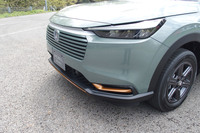 カッパーメタリック塗装のフォグランプガーニッシュやアンダーガーニッシュ、「シャークグレー・メタリック」に塗られた16インチアルミホイールは、「e:HEV X HuNTパッケージ」の専用アイテム。