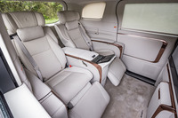 「リアクライメイトコンシェルジュ」で「ドリーム」モードを選択した際の室内の様子。「走行中でも着座姿勢が安定し、もっとも脱力できる姿勢」と紹介される。