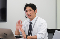 「エンジン音が気にならないよう、発電はアクセル開度が大きいタイミングで行うようにした」と語る、音振性能グループ チームリーダーの餌取秀一氏。ちなみに、私たちが普段「EVの音」と認識しているのは、実はモーターの音ではなくインバーターとバッテリーの音なのだとか。