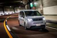 新型「フリード」の走行シーン。速度域を問わず、静粛性の高さも印象的だ。受注開始1カ月でのパワーユニットの構成比は「e:HEV」が83%、ガソリンが17%で、駆動方式はFF車が85%、4WD車が15%。グレード別の構成比は「エアー」が5%、「エアーEX」が66%、「クロスター」が28%、「スロープ」と「助手席リフトアップシート」が合わせて1%と発表されている。