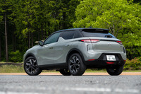 この試乗車のボディーカラーは新規設定されたメタリックカラーの「グリラケ」。8万円のオプションだ。