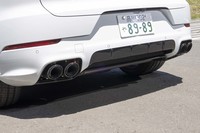 ブラックに塗られた、左右振り分けの4本出しテールパイプ。13万7000円のオプションとして選べる。