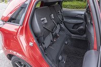 ホンダならではのセンタータンクレイアウトを生かした後席のチップアップ機構を搭載。このサイズのクルマでこうしたスペースを生み出せるクルマはほかにない。