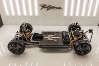 「グレカーレ フォルゴーレ」のベアシャシー。足まわりにはエアサスペンションが採用されている。