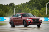 3リッターディーゼルターボエンジンを搭載する「M40d」の最大トルクは680Nm。スキッドパッドではカウンターステアを切る場面も。