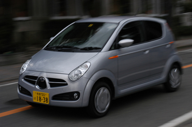 【スペック】R2「i」:全長×全幅×全高=3395×1475×1520mm/ホイールベース=2360mm/車重=800kg/駆動方式=FF/0.66リッター直列4気筒SOHC16バルブ(46ps/6000rpm、5.9kgm/5200rpm)/車両本体価格=91.0万円
