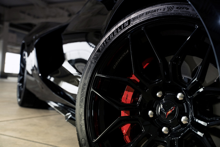 本国仕様では“雨天NG”のカップタイヤも用意される「Z06」だが、日本仕様ではタイヤは「ミシュラン・パイロットスポーツ4 S ZP」一択となる。