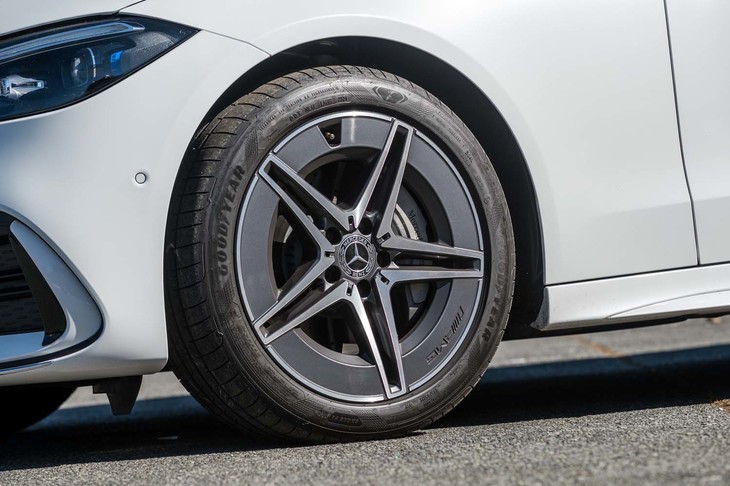 極太のリムが特徴的なホイールも「AMGライン」に含まれる。タイヤサイズもフロントが225/45R18、リアが245/40R18に拡大される(標準では前後とも225/50R17)。
