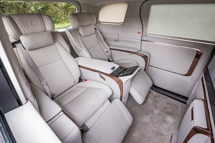 「リアクライメイトコンシェルジュ」で「ドリーム」モードを選択した際の室内の様子。「走行中でも着座姿勢が安定し、もっとも脱力できる姿勢」と紹介される。