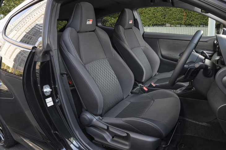 ファブリックで仕立てられたスポーツシート。最上級グレード「RS“ハイパフォーマンス”」のものは、合成皮革とスエード表皮のコンビとなる。