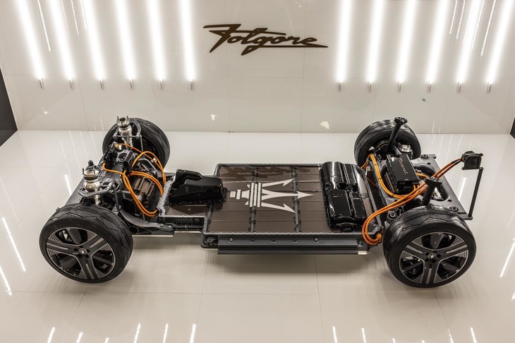 「グレカーレ フォルゴーレ」のベアシャシー。足まわりにはエアサスペンションが採用されている。