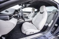 今回の試乗車では「アイス」と呼ばれるホワイト系のインテリアカラーが選択されていた。上質なレザーで仕立てられたフロントシートには、ヒーターとベンチレーション機構が組み込まれている。ヘッドレストのトライデント刺しゅうは12万円の有償オプションアイテム。