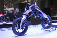 ヤマハがAIで進化するモーターサイクルや三輪BEVのコンセプトモデルを世界初公開【ジャパンモビリティショー2025】