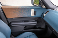 「べスキンダークぺトロール」の内装では、ブルーからオレンジへと変化するグラデーションでプレミアム感を演出。harman/kardon製HiFiラウドスピーカーシステムは、電動フロントシートやインテリアカメラなどと合わせて25万1000円の有償オプション「Mパッケージ」に含まれるアイテムとなる。