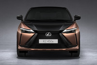 内燃機関車ほど積極的な冷却を必要としないBEVのため、レクサスのアイコンだったスピンドルはグリルからボディーへと進化。それを強調するスタイルのツートンボディーカラーも設定される。
