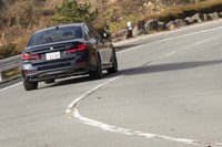 足まわりは「セダン」が全グレードで前後コイルスプリングを採用するのに対し、「ツーリング」は全モデルでリアのみエアスプリングを装備する。