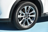 高輝度塗装が施された「XD Lパッケージ」専用の19インチアルミホイール。試乗車は「トーヨー・プロクセスR46」タイヤを装着していた。
