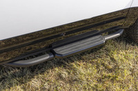 ブラックのフィクスドサイドステップは左右で18万9990円。すねをぶつける可能性はあるが、乗り込みやすくなることに加えて、ルーフキャリアへのアクセスも容易になる。