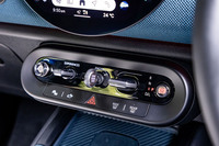 円形のディスプレイ下に配置された「スイッチセンター」。エンジンのON/OFFスイッチやトグルスイッチ形状のATセレクター、「EXPERIENCES」と呼ばれるドライブモード切り替えスイッチなどが集約されている。