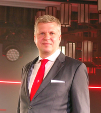 東京都内で開催された「812スーパーファスト」の披露会では、クネヒテル氏(写真)が登壇、技術的なハイライトについてプレゼンテーションを行った。