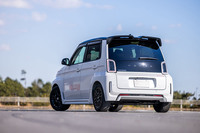 前後のエンブレムがすべてブラッククローム仕上げとされ、グロスブラックのホイールが組み合わされた「REIWA BULLDOG」と呼ばれる「スーパーONE プロトタイプ」の純正アクセサリー装着車コンセプト。