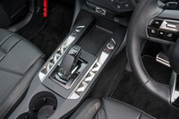 シフトセレクターまわりにはクル・ド・パリと呼ばれる細工が施される。仕込まれるのはウィンドウスイッチとドアのロック/アンロックスイッチ。