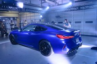 「M8コンペティション」には、ハイグロスブラック仕上げのキドニーグリルやエンブレム、ドアミラー、リアスポイラーなどが装備されている。