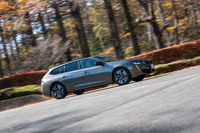 「508」シリーズには、快適な乗り心地や高いロードホールディング性能を実現すべく、ダンパーの減衰力を路面状況に応じてリアルタイムに制御するアクティブサスペンションが装備されている。