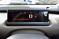 速度表示のみのデジタルメーター。どこかフューチャーレトロな味わいが漂う。