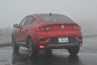 クーペタイプのSUVボディーはなかなかカッコいい。荷室には大人2人が1泊するだけの荷物が楽に積み込めた。